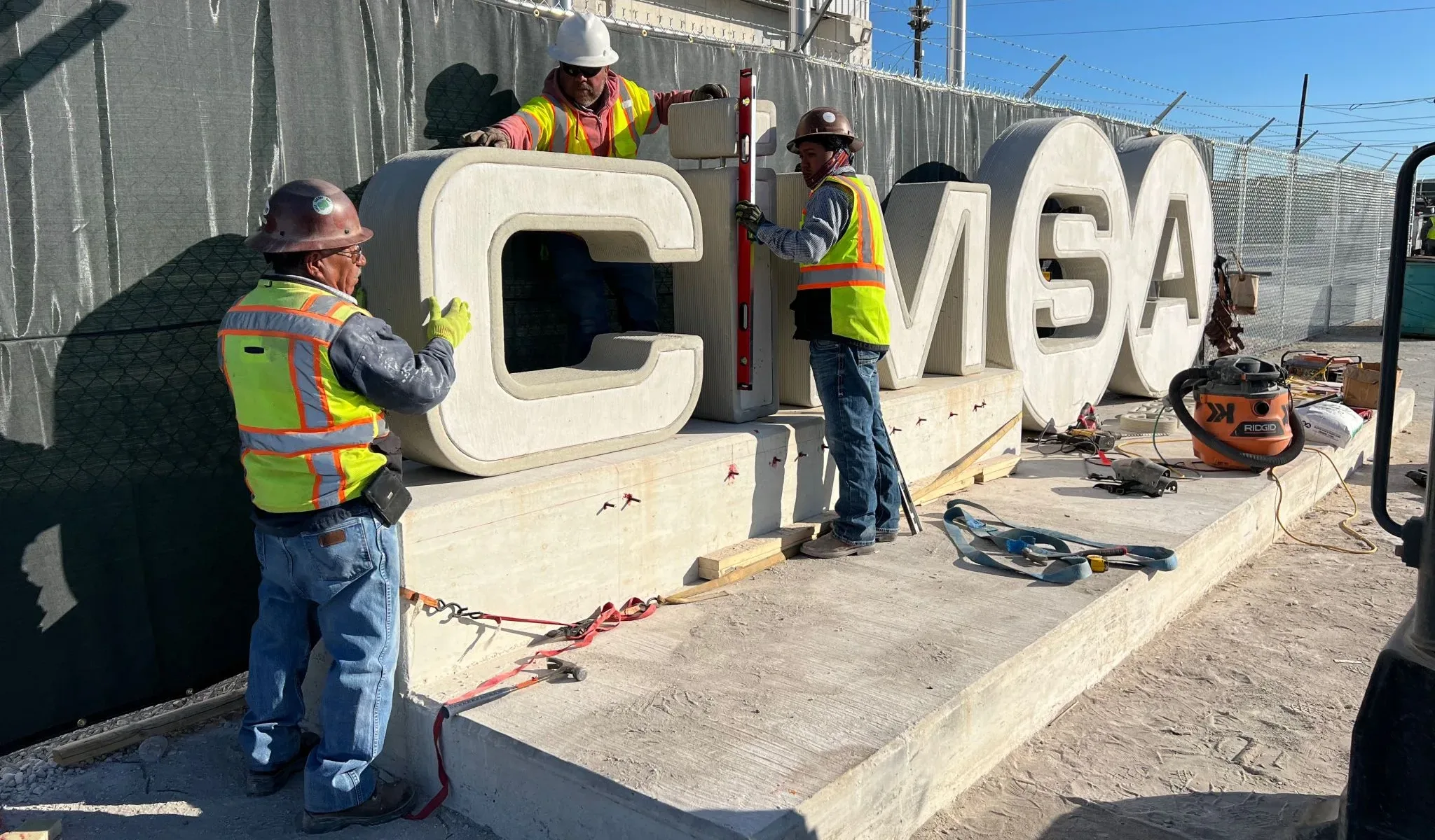 Assembly and construction process of the CIMSA concrete monument sign on-site